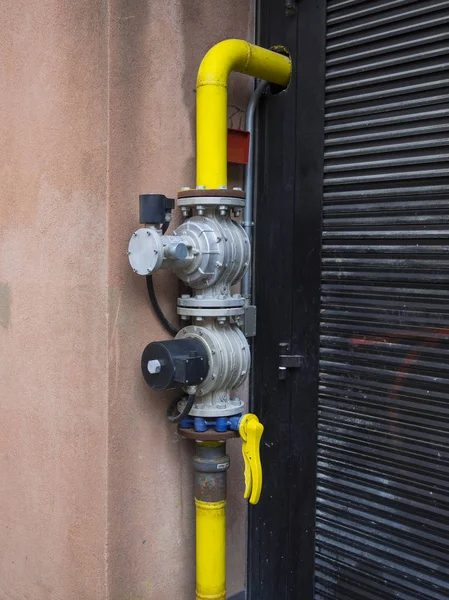 borular ve otomatik kapanma emniyet valfleri bir binaya doğal gaz kaynağı