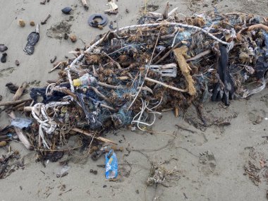 balık ağı plastik atık dolu plaja geldi. Sembol fo okyanus kirliliği. Tehlike fo deniz lif