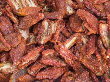 Organik güneşte kurutulmuş kırmızı domates bir ülkede satışa görüntülendi 