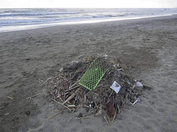 Sahilde atık: deniz kirliliğine neden plastik çok — Stok fotoğraf