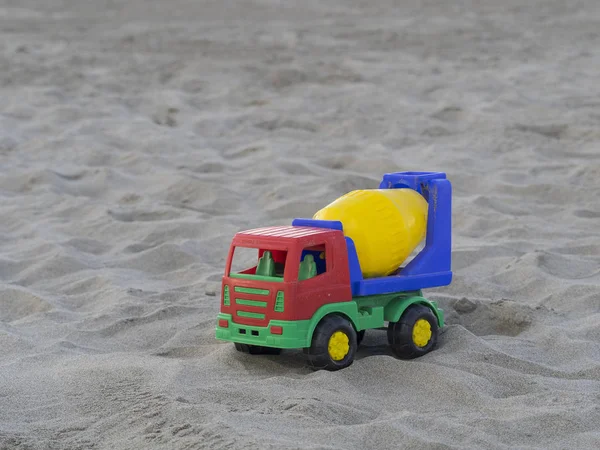 Vrachtwagen cement (beton) mixer plastic speelgoed op het zand — Stockfoto