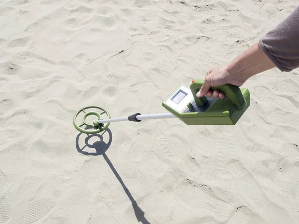 Detector de metales en busca de tesoros en una playa de arena —  Fotos de Stock