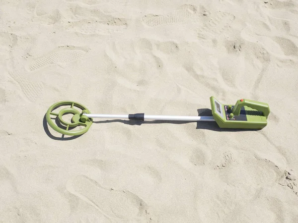 Toy metal detector on a fine sandy beach — Stock Photo, Image