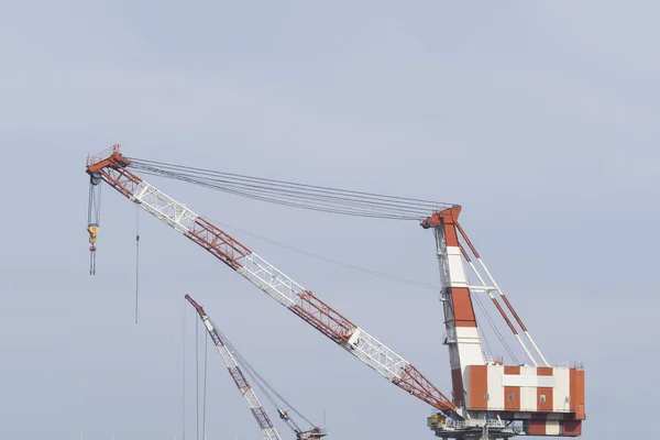 Grote bouw kranen van een scheepswerf — Stockfoto