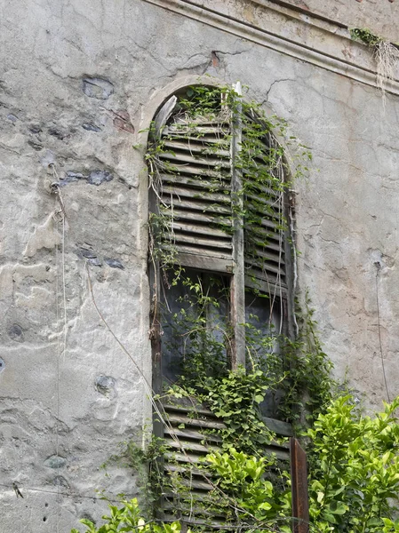 Szczegół starej opuszczonej willi: okno z pozbawionym drewna SH — Zdjęcie stockowe