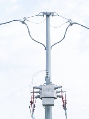 yüksek voltajlı elektrik direği üzerinde modern dağıtım transformatörü