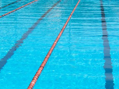 Olimpik yüzme havuzu turuncu yüzme mantar işaretleme hattı  