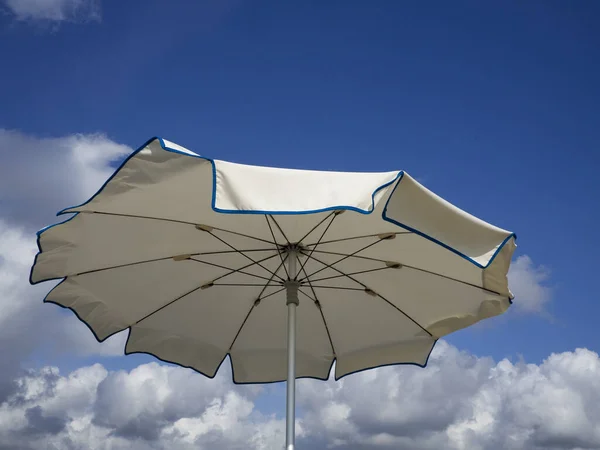 White beach umbrella  . Blue sky with  white clouds background — Stock Photo, Image