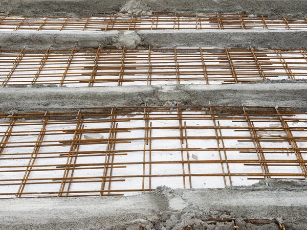 Rejillas de acero y hormigón utilizados para reforzar la estructura del suelo —  Fotos de Stock