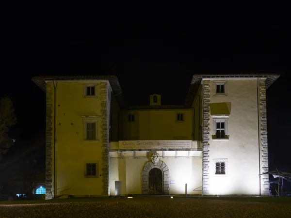Widok nocy Palazzo Mediceo Seravezza Toskania Włochy — Zdjęcie stockowe