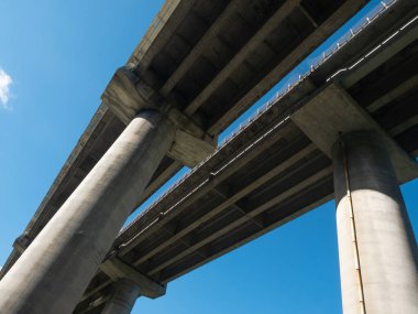 Aşağıdan destekli beton kolonlara sahip çoklu Lane Highway köprüsü. Mavi gökyüzü
