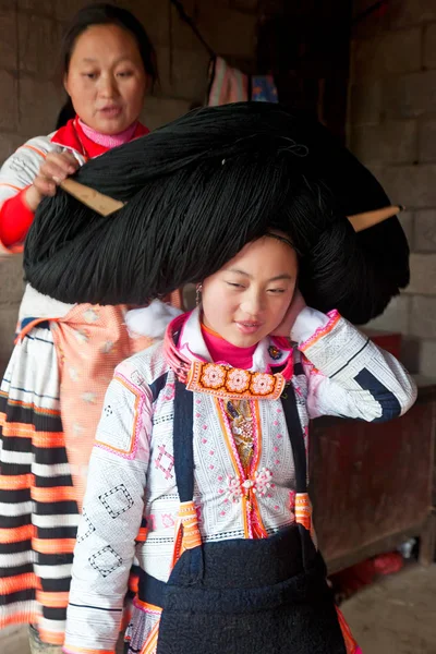 Voorbereiding van haar, lange hoorn Miao, Sugao, provincie Guizhou, China — Stockfoto