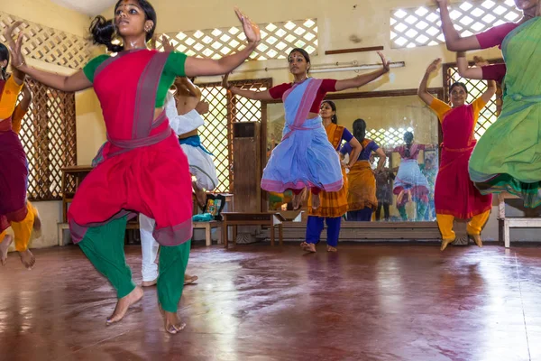 Sınıfta geleneksel Hint dansı öğrencileri, Chennai, Hindistan