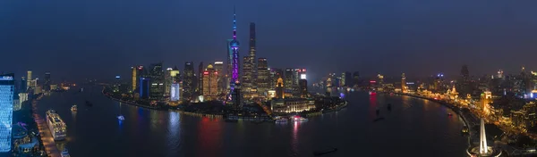 Utsikt över Huangpu River och Pudong skyline på natten, Shanghai — Stockfoto