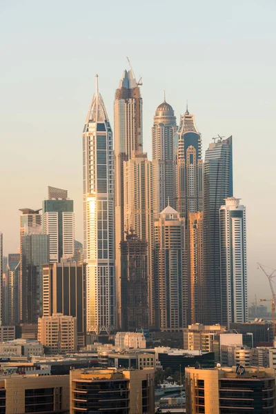 迪拜滨海区现代摩天大楼的天际线 — 图库照片