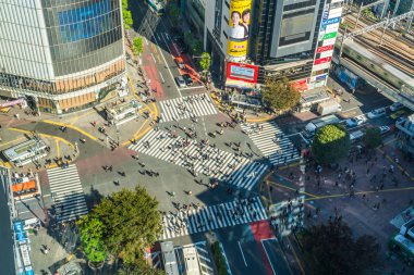 Shibuya Crossing üzerinde dünyanın en işlek geçiş lerinden biri görünümü