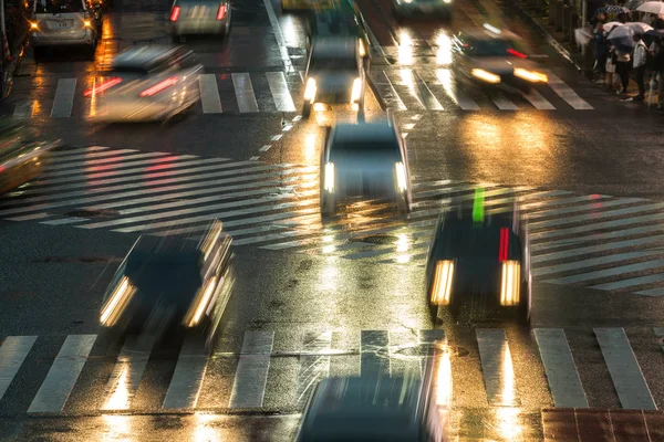 Bilar på natten, Sukiyabashi Crossing, Ginza, Tokyo prefektur, Japan — Stockfoto