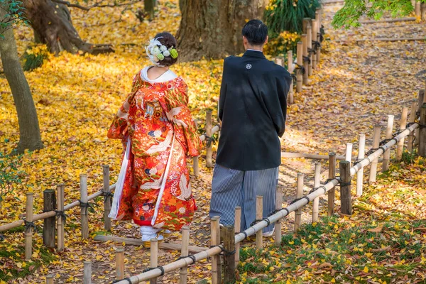 Esküvői pár hagyományos ruhában séta Kenrokuen Garden, — Stock Fotó