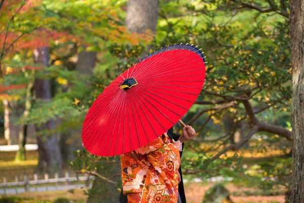 Casal em vestido tradicional sob guarda-chuva tradicional, Kenrokue — Fotografia de Stock