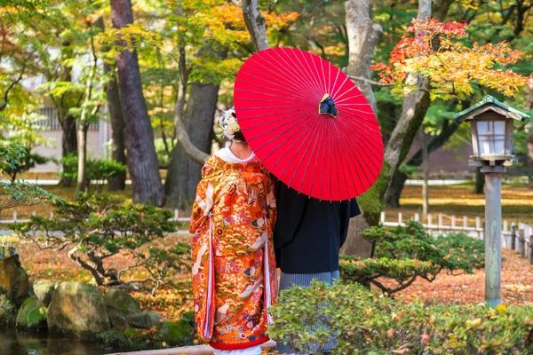 Cuplu în rochie tradițională sub umbrela tradițională — Fotografie, imagine de stoc