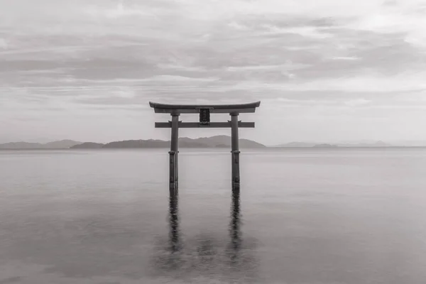 बाइवा झील, ताकाशिमा, शिगा, जापान में टोरी गेट — स्टॉक फ़ोटो, इमेज