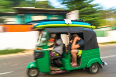 Tuk Tuk, Mirissa, Sri Lanka bölgesinde seyahat eden sörfçüler