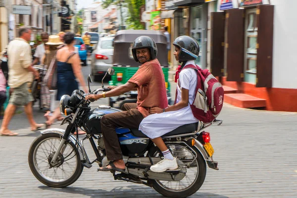 Mężczyzna i uczennica na motocyklu, Galle, Południowe Wybrzeże, Sri Lanka — Zdjęcie stockowe