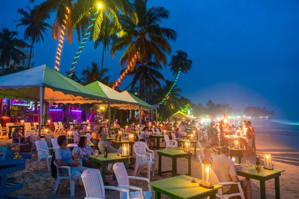 Restaurantes en la playa al atardecer, Mirissa, Costa Sur, Sri Lanka — Foto de Stock