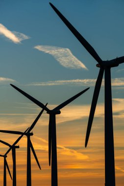 Rüzgar çiftliğinde rüzgar türbini enerji üretenler