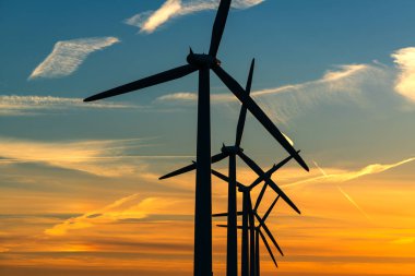 Rüzgar çiftliğinde rüzgar türbini enerji üretenler