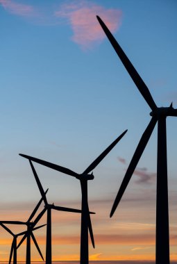 Rüzgar çiftliğinde rüzgar türbini enerji üretenler