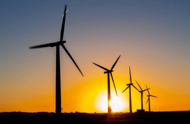 Rüzgar çiftliğinde rüzgar türbini enerji üretenler