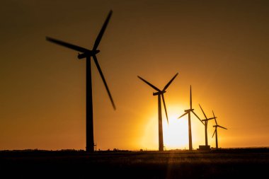 Rüzgar çiftliğinde rüzgar türbini enerji üretenler