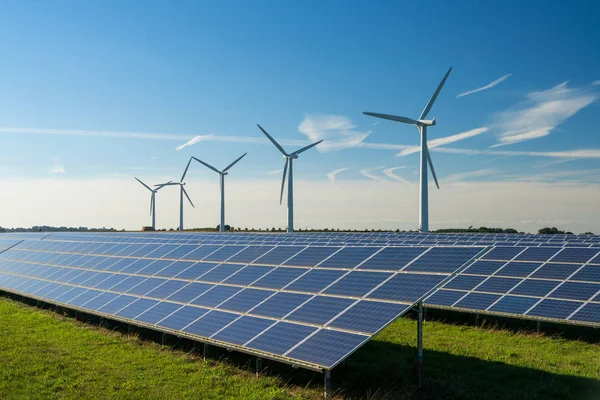 Rüzgar çiftliğinde rüzgar türbini enerji üretenler