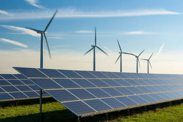 Rüzgar çiftliğinde rüzgar türbini ve güneş panelleri enerji üretenler