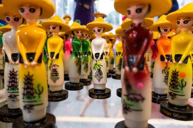 Turistik hediyelik eşya dükkanındaki bebekler, Hanoi, Vietnam 