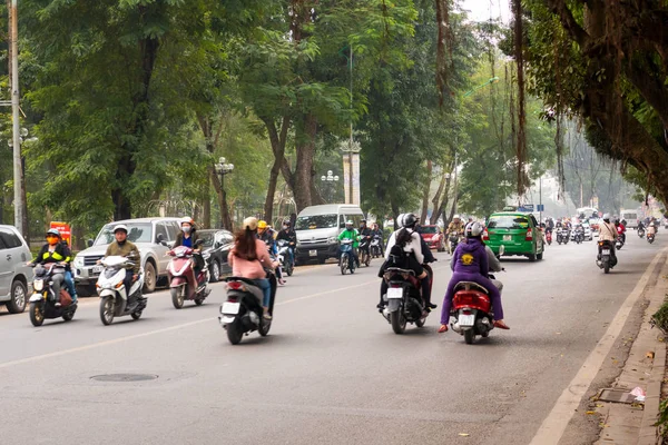 Hanoi Wietnam Styczeń 2018 Ruchliwe Drzewo Pokryte Drogą Ciągu Dnia — Zdjęcie stockowe