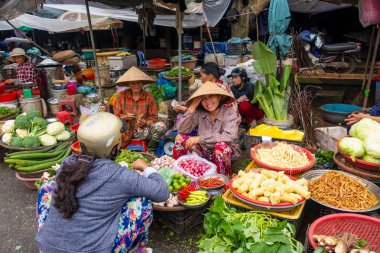 Geleneksel taze sebze pazarında tüccarlar, Hue, Vietnam