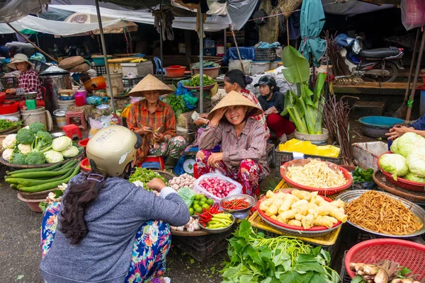 Geleneksel taze sebze pazarında tüccarlar, Hue, Vietnam