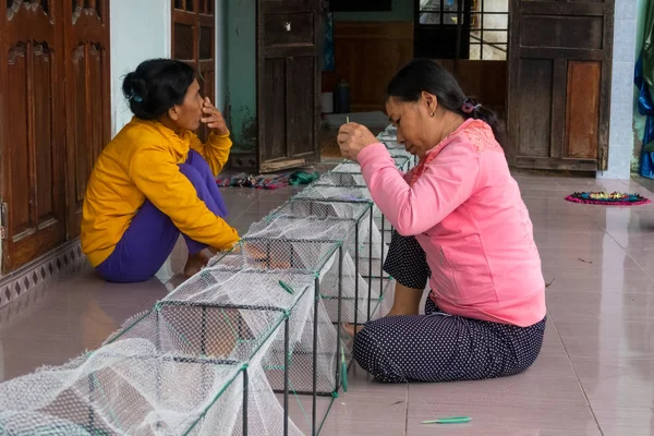 Жінки Ремонт Рибальських Сіток Недалеко Від Дананг Єтнам — стокове фото