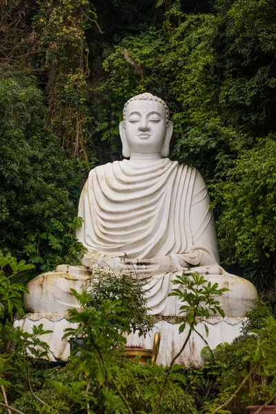 Buddha Statue Marmorberg Farbton Vietnam — Stockfoto