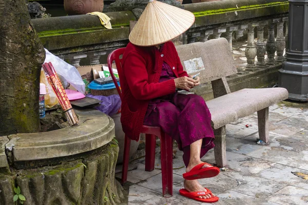 Vrouw Conische Hoed Zittend Kunststof Zetel Door Stone Bench Vietnam — Stockfoto