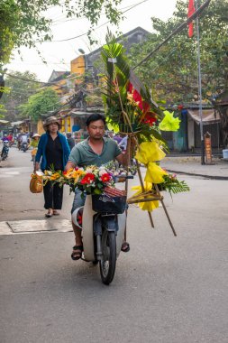 Mağazalar ve motocyclist, Hoi an, Vietnam