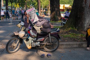 Ho Chi Minh City, Vietnam'da motocycle'da dinlenen adam