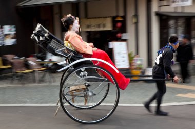 Geyşalar faytonla seyahat ediyorlar, Kyoto, Japonya