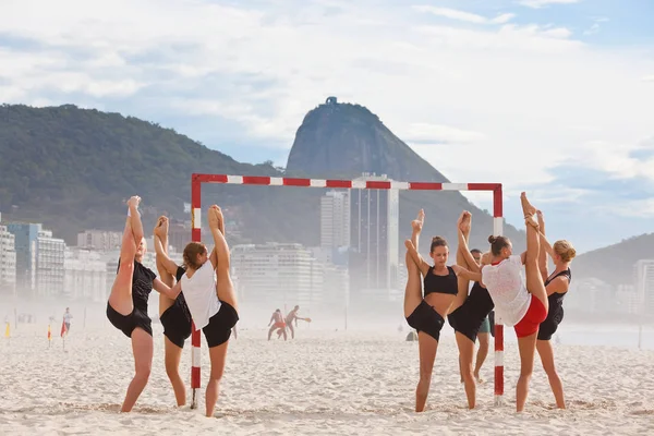 Cvičení na pláži Copacabana, Copacabana, Rio de Janeiro, Brazílie — Stock fotografie