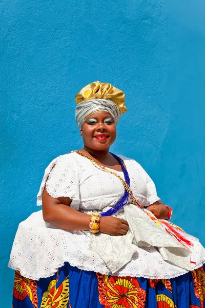 Vrouw in traditionele Bahiaanse jurk, Salvador de Bahia, Pelourinho — Stockfoto