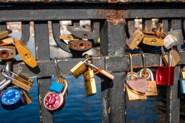 Nyhavn, Kopenhag, Danimarka 'daki Kanal Köprüsünde Aşk Kilitleri