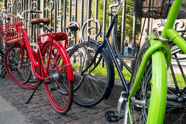 Vélos Colorés Garés Par Des Garde Corps Copenhague Danemark — Photo