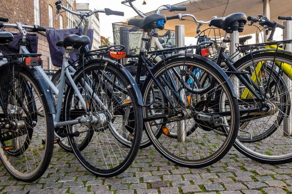 Πολυάριθμα Ποδήλατα Σταθμευμένα Στο Δρόμο Κοπεγχάγη Δανία — Φωτογραφία Αρχείου